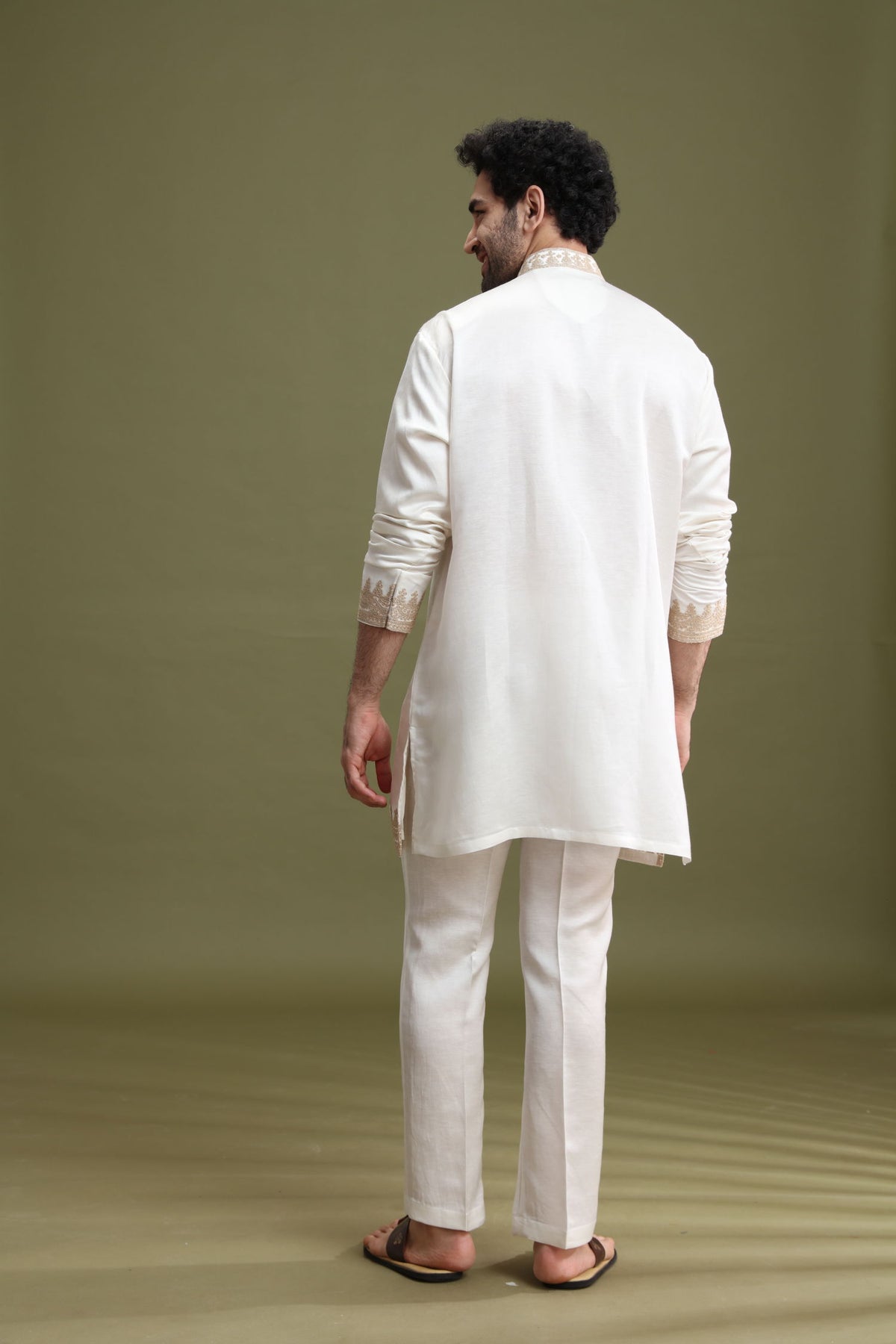 Back view of white short kurta pant set for men