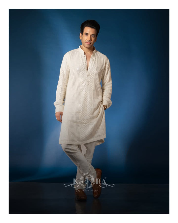 Tusshar Kapoor keeps it classic in our cream Lucknowi silk embroidered kurta with aligadhi.